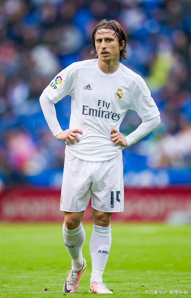 队报：里昂计划1月引进一名中卫，已经联系了切尔西的迪萨西